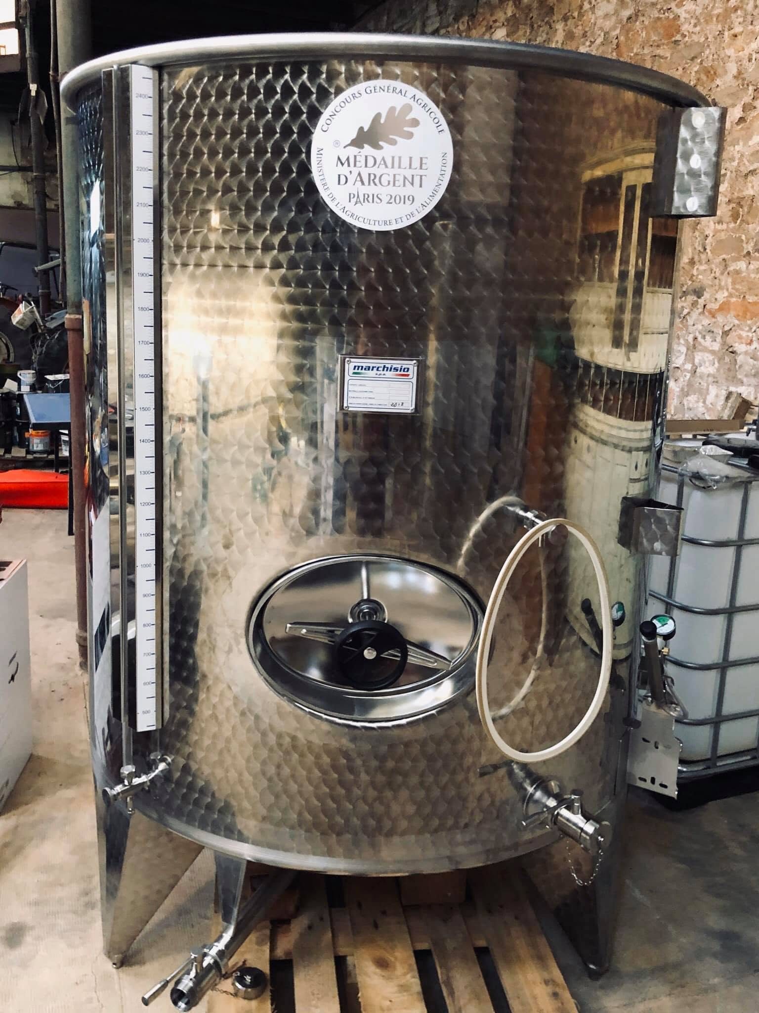 Une cuve en inox du moulin