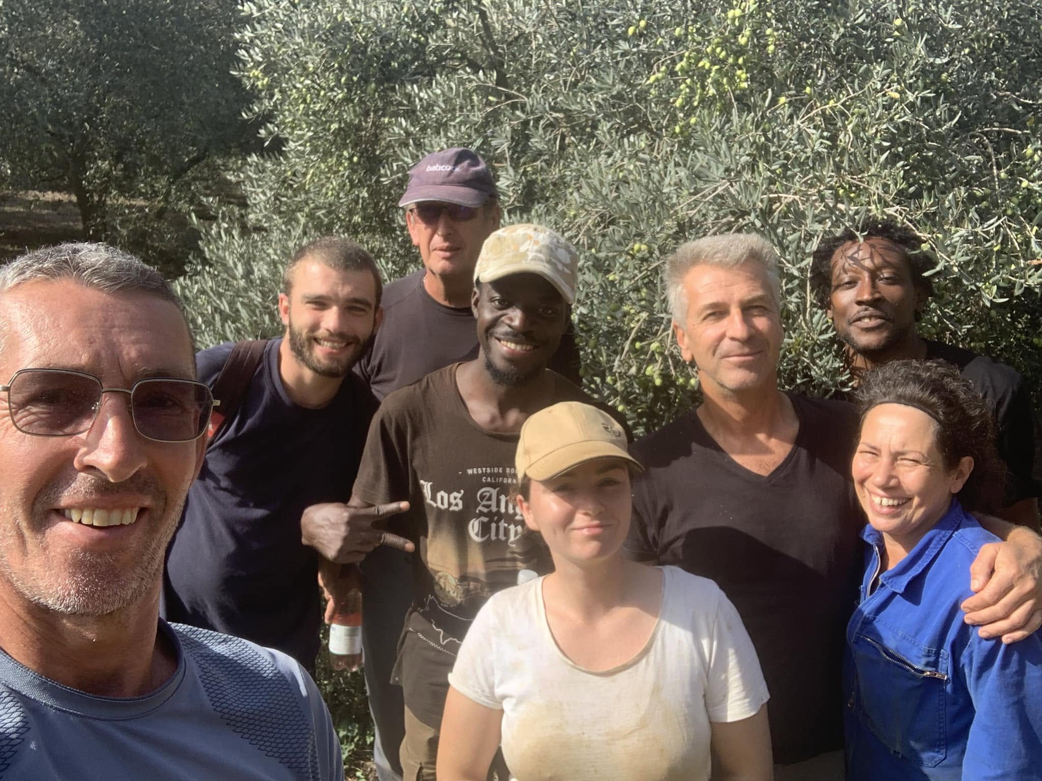 L’équipe de la récolte réunie au verger, sourires aux lèvres