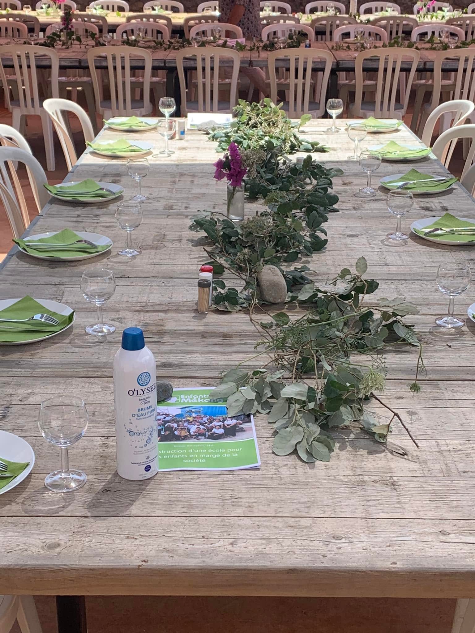 Une longue table dressée pour un repas au domaine